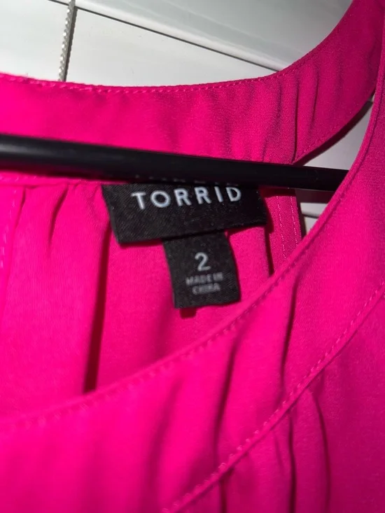 Torrid Hot Pink Sleeveless Halter Top Blouse - Size 2 - Picture 4 of 6